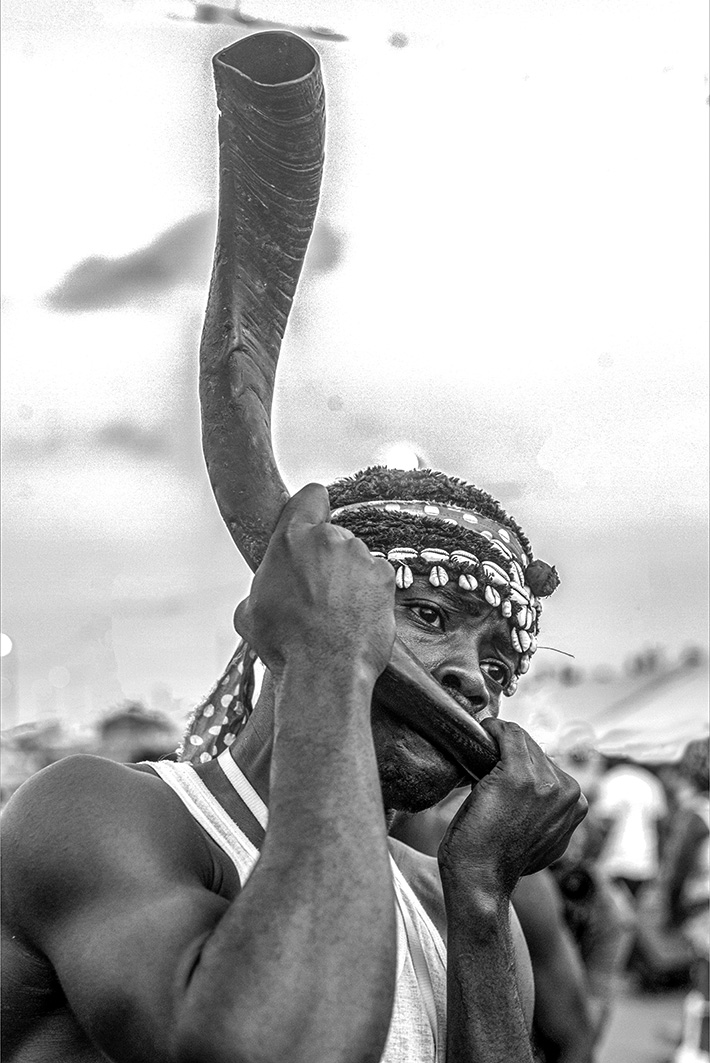 “La facilité avec laquelle nous renonçons, souvent, à notre culture ne s’explique que par notre ignorance de celle-ci et non par attitude progressiste adoptée en connaissance de cause“.
(Cheikh Anta Diop) 
Série photographique: “ESPRITS DU BWITI“
#espritsdubwiti #bwiti #Gabon