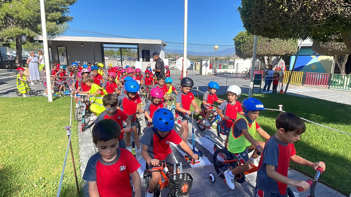 ColegioEP's tweet photo. 𝗘𝗗𝗨𝗖𝗔𝗖𝗜Ò𝗡 𝗩𝗜𝗔𝗟 🚧🚘🏍️ Knowing the rules that regulate traffic and circulation in cities is essential to be able to move safely in urban environments. Our Children's EDUCATION students know these rules today with the help of the police 🚨 @policia @DGTes @AlhdelaTorre https://t.co/L9mokDfyld