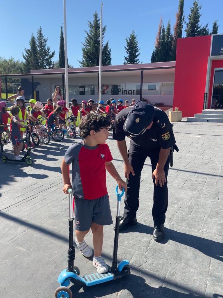 ColegioEP's tweet photo. 𝗘𝗗𝗨𝗖𝗔𝗖𝗜Ò𝗡 𝗩𝗜𝗔𝗟 🚧🚘🏍️ Knowing the rules that regulate traffic and circulation in cities is essential to be able to move safely in urban environments. Our Children's EDUCATION students know these rules today with the help of the police 🚨 @policia @DGTes @AlhdelaTorre https://t.co/L9mokDfyld