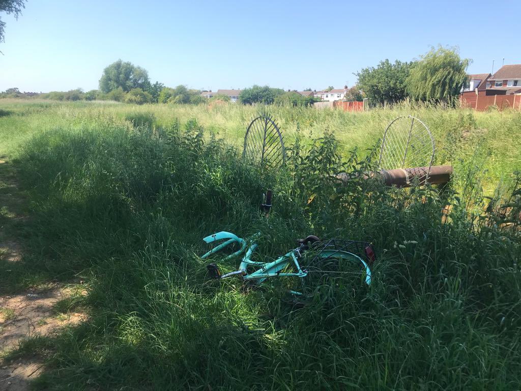 🚲 I reported to the clean up team the broken bike dumped at Gaywood River #KingsLynn by the Reffley bridge. There is no excuse. 😞