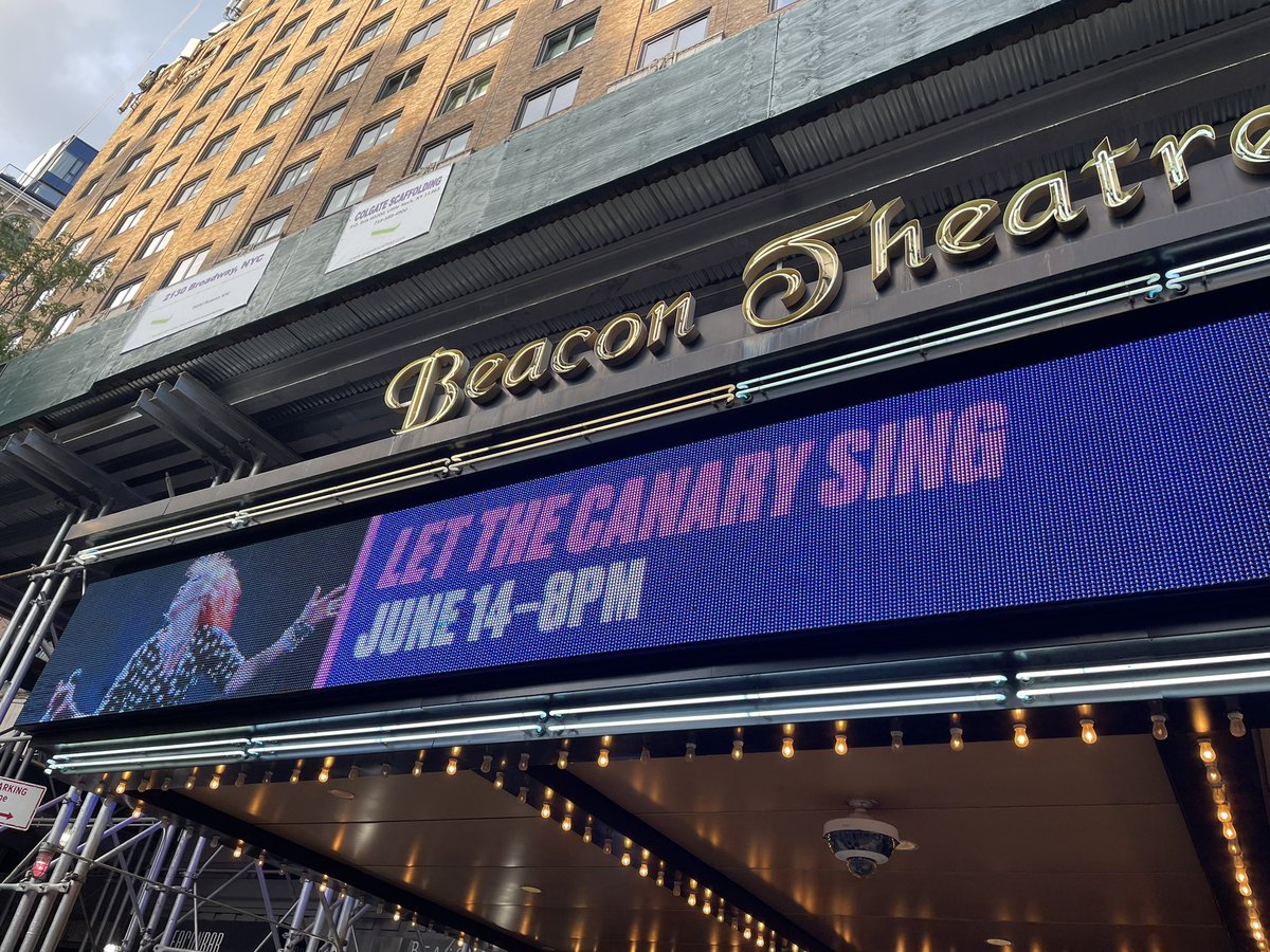 RobertsTrvlTips's tweet image. #cyndilauper #letthecanarysing #TribecaFilmFestival