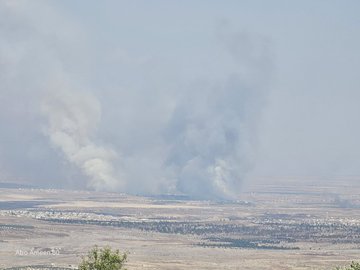 2011Syrian's tweet image. صور تظهر تصاعد أعمدة الدخان ونشوب حرائق داخل مناطق سيطرة قوات المجرم #بشار_الأسد قرب الطريق الدولي M5 جنوب وشرق #إدلب جراء ضربات صاروخية نفذتها قوات المعارضة السورية.

#سوريا #سورية #سوريا_لايمثلها_الأسد_المجرم #بشار_الأسد_مجرم_حرب #التطبيع_جريمة_ضد_الإنسانية #التطبيع_جريمة