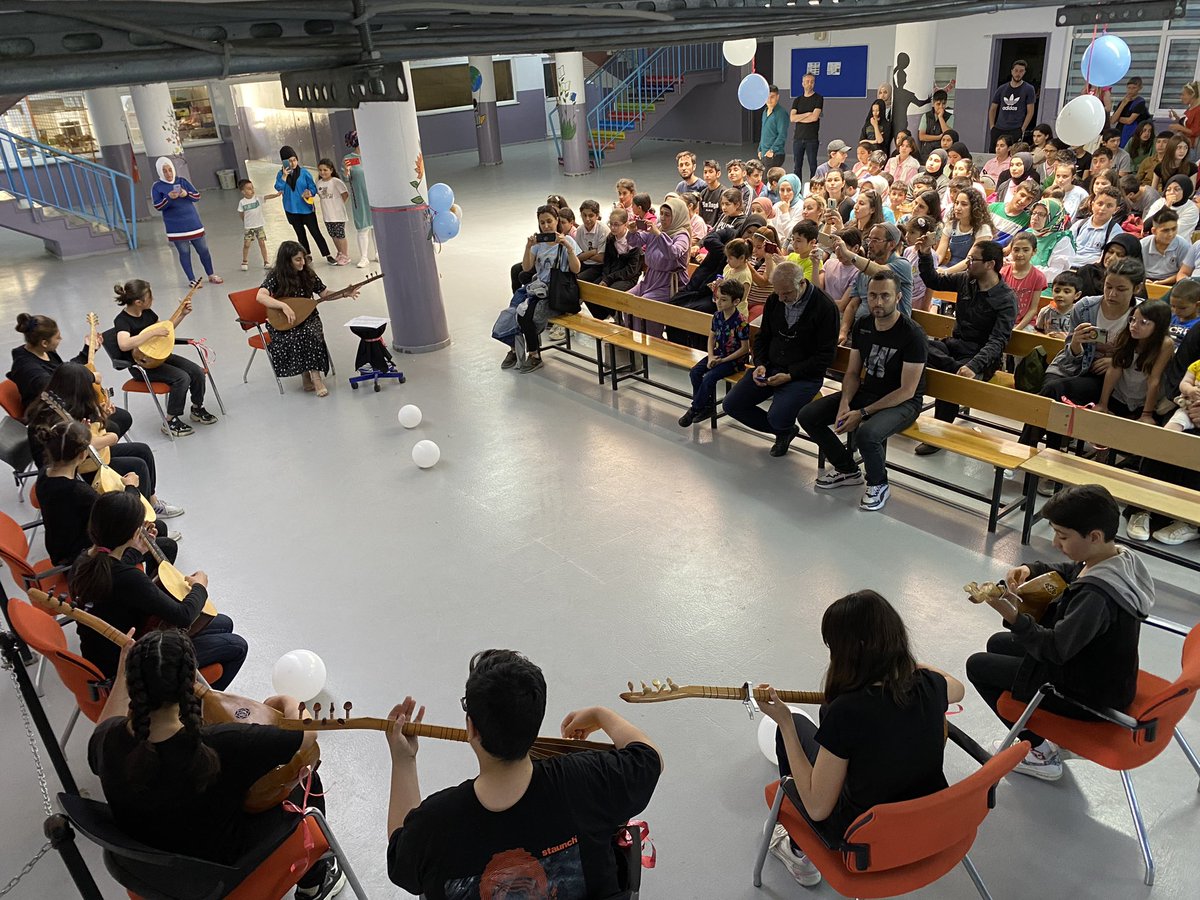 BollucaTUTEVOO's tweet photo. Okulumuz müzik öğretmeni Canan İnci koordinatörlüğünde okulumuz müzik egzersizi öğrencileri tarafından sene sonu bağlama dinletisi yapılmıştır.Öğretmenimize ve öğrencilerimize teşekkür ediyoruz.@ARNAVUTKOYMEM @HasipTurhan https://t.co/EHei4u1msa