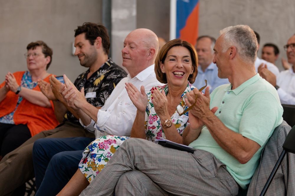 Geert_D8's tweet photo. Gisteren bekroonde @VOKA_OVL liefst 92 laureaten in het Charter Duurzaam Ondernemen, dat we samen met @UNITAR opzetten. Daarmee hebben we @oost_vlaanderen één derde van alle laureaten in Vlaanderen. @GouverneurOVL Carina Van Cauter is hier terecht heel fier op. Wij ook 🤗💪✌️💐 https://t.co/DQVWM4ToBy