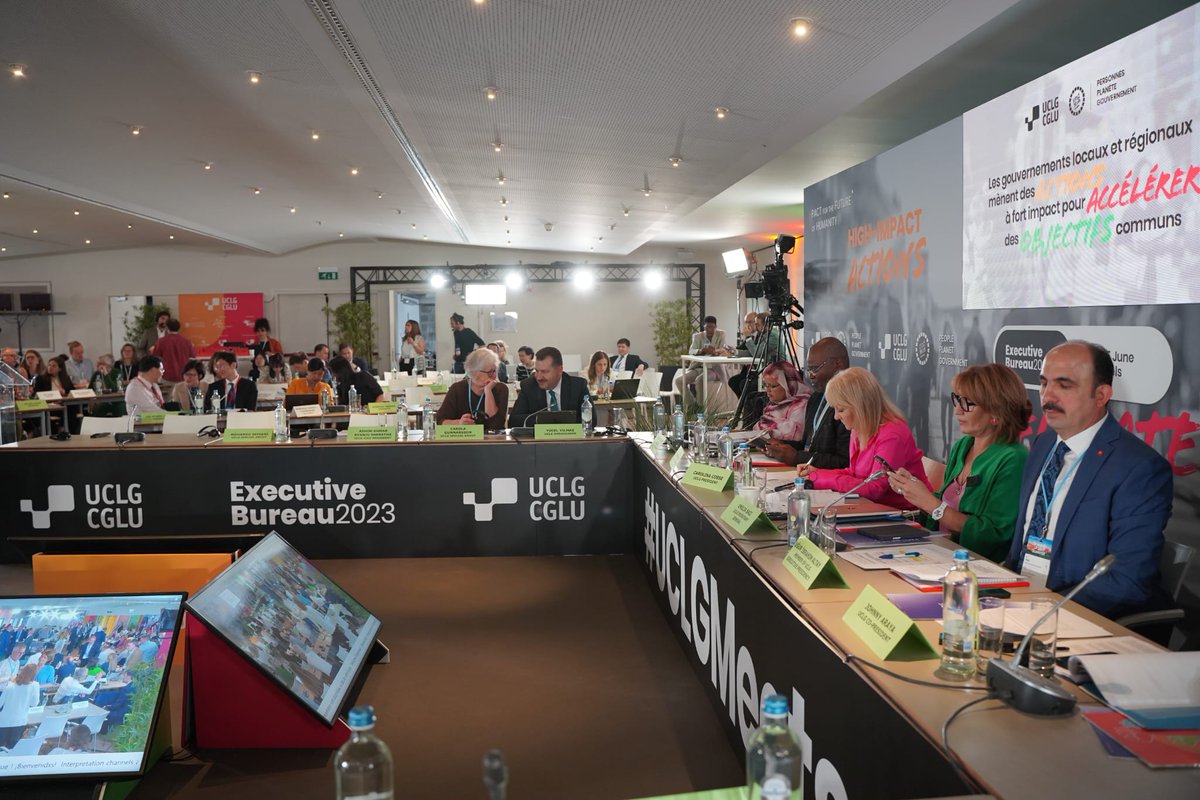 uclg_org's tweet photo. #UCLGMeets 🔴📷@CosseCarolina, Presidenta de CGLU, abre nuestro Buró Ejecutivo recordando que el mandato está claro: hemos integrado el Pacto para el Futuro en nuestro plan de trabajo y ahora es esencial desplegar los tres ejes y transformar los compromisos en realidades. https://t.co/JC9DwIIFko