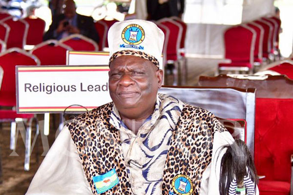 Iteso paramount chief, Emorimor Paul Sande Emolot reads a copy of the @DailyMonitor news paper during the #UGBudget2023 reading at Kololo ceremonial grounds in Kampala on June 15, 2023. #MonitorUpdates 📸@DavyLubz