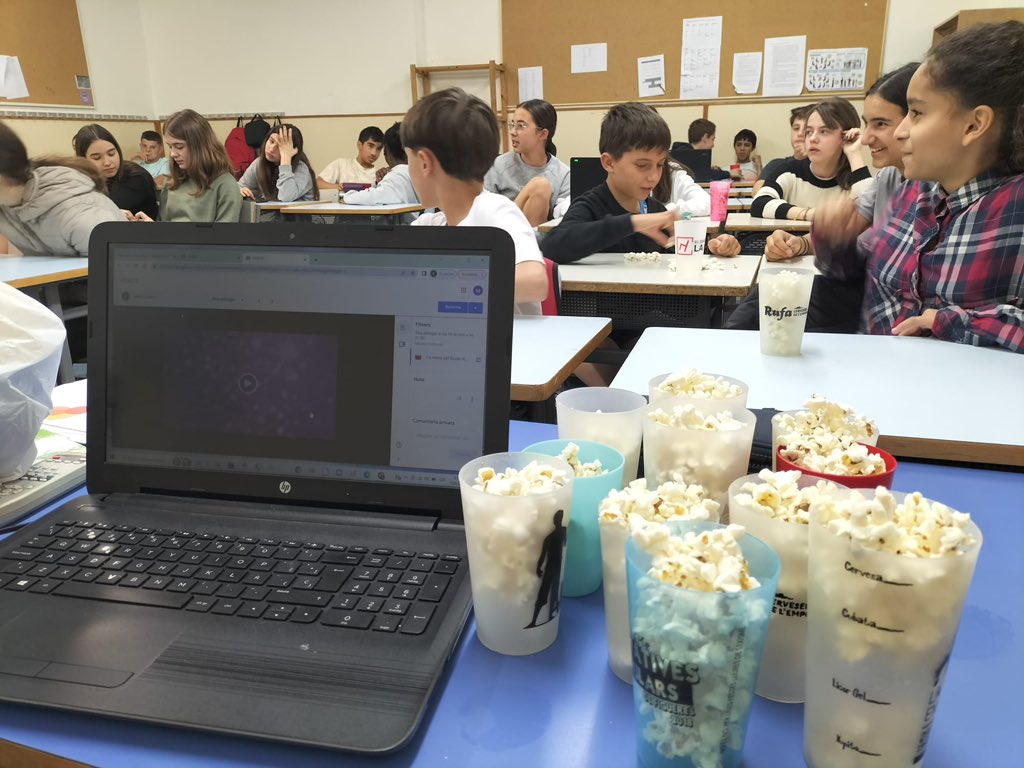 enregistrar-la per afegir-la de nou al tràiler de cinema. El resultat ha estat sorprenent i molt divertit... Fins i tot hem portat crispetes, com al cine! #músicaicinema #projectes #músicaalaeso