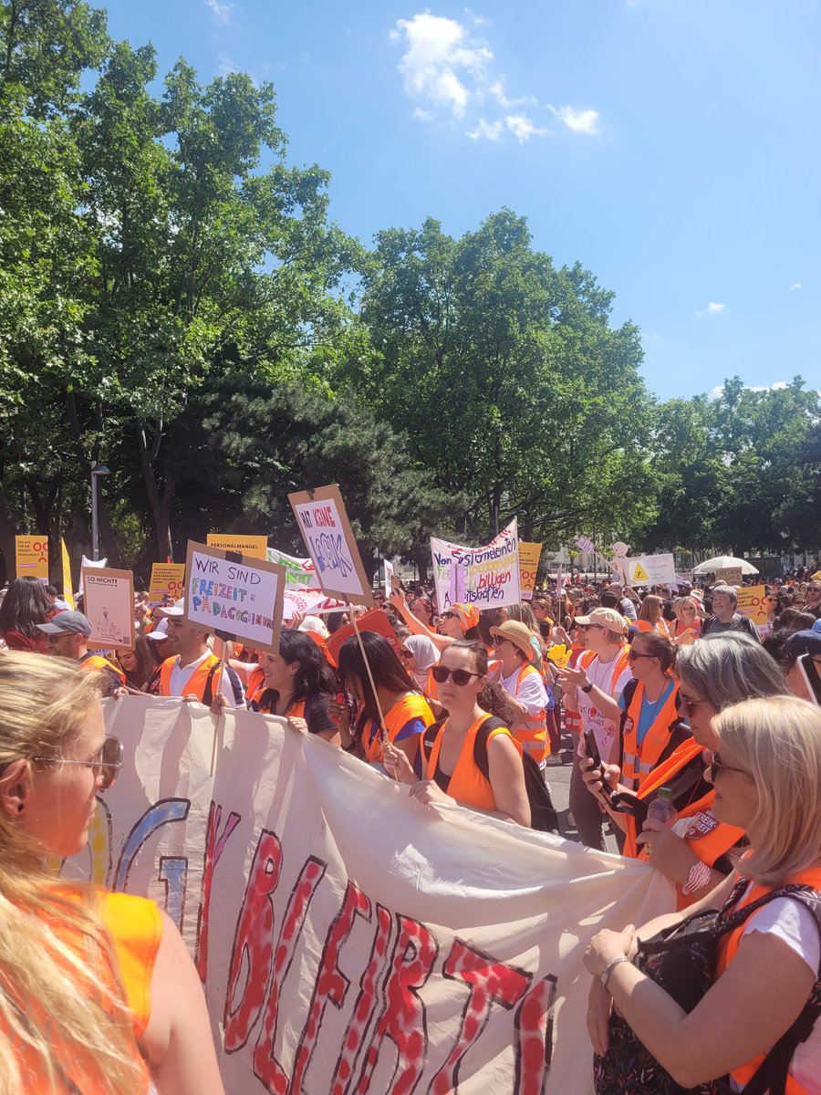 #Sonicht Freizeitpädagogik bleibt, #streik Demo im Resselpark