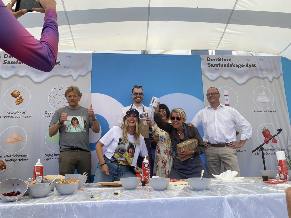 lykkefriis's tweet photo. Der skal også være plads til lir på #fmdk Den store bagedyst hos @DanskIndustri hvor vi forsøgte at gøre samfundskagen større. Ved et mirakel vandt jeg og min makker @andreaskofoed 🎂🍰 https://t.co/PVshJydPAp