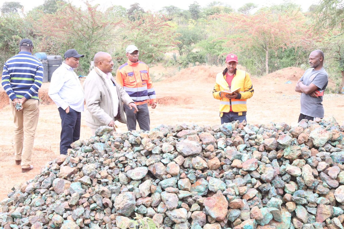 psmining_ke's tweet photo. Kenya is endowed with precious minerals.

In endeavor to appreciate the diversity of minerals in Kitui, we visited Mithikwani area in Kitui East where copper is being mined by local groups. 

In Kitui West, Ikutha, Kasarani area, locals are mining copper, iron ore and Quartz. https://t.co/WmfGhy6zsM
