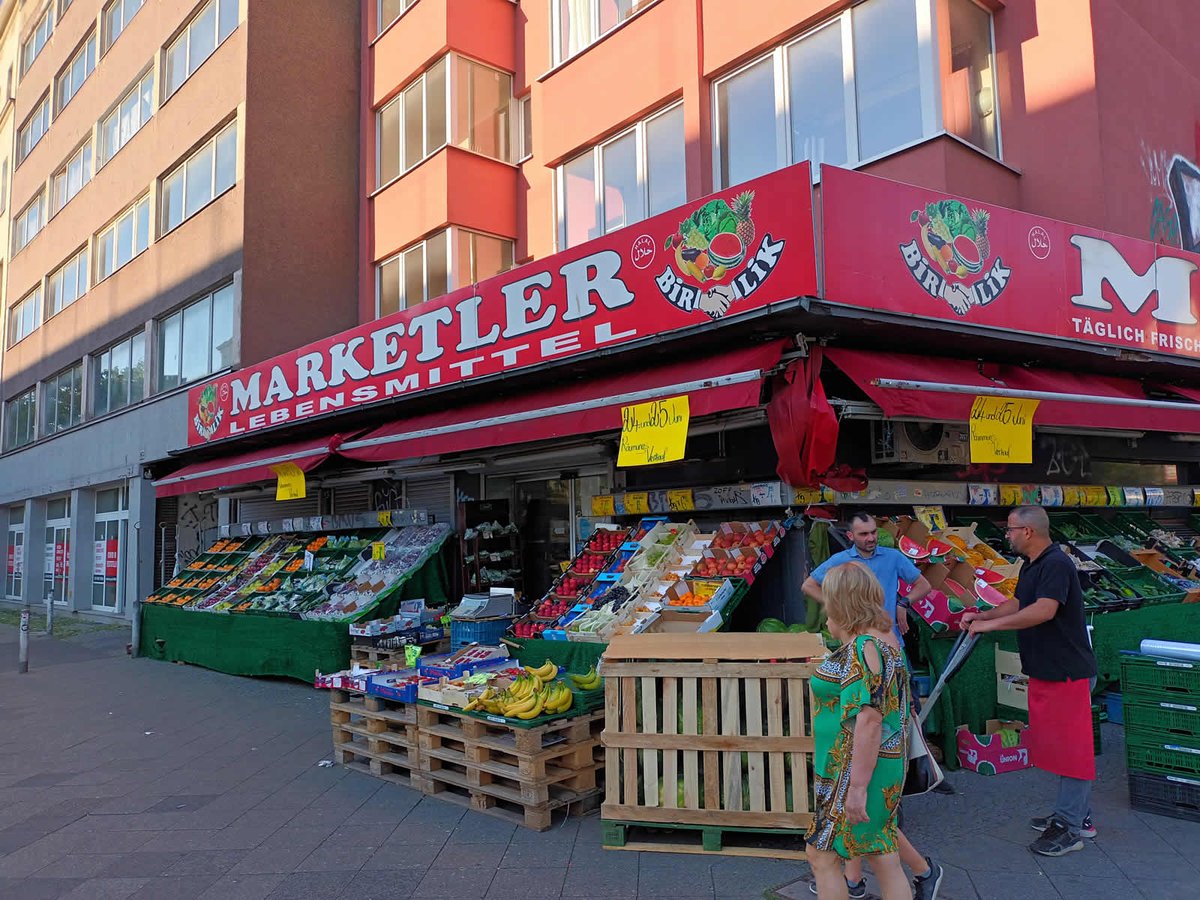 Potsdamer Straße 165 - ein Beispiel in Schöneberg zeigt, wie leichtfertig Entscheidungen für den Abriss intakter Gebäude gefällt werden - als gäbe es kein Klimaproblem t1p.de/h4jmk