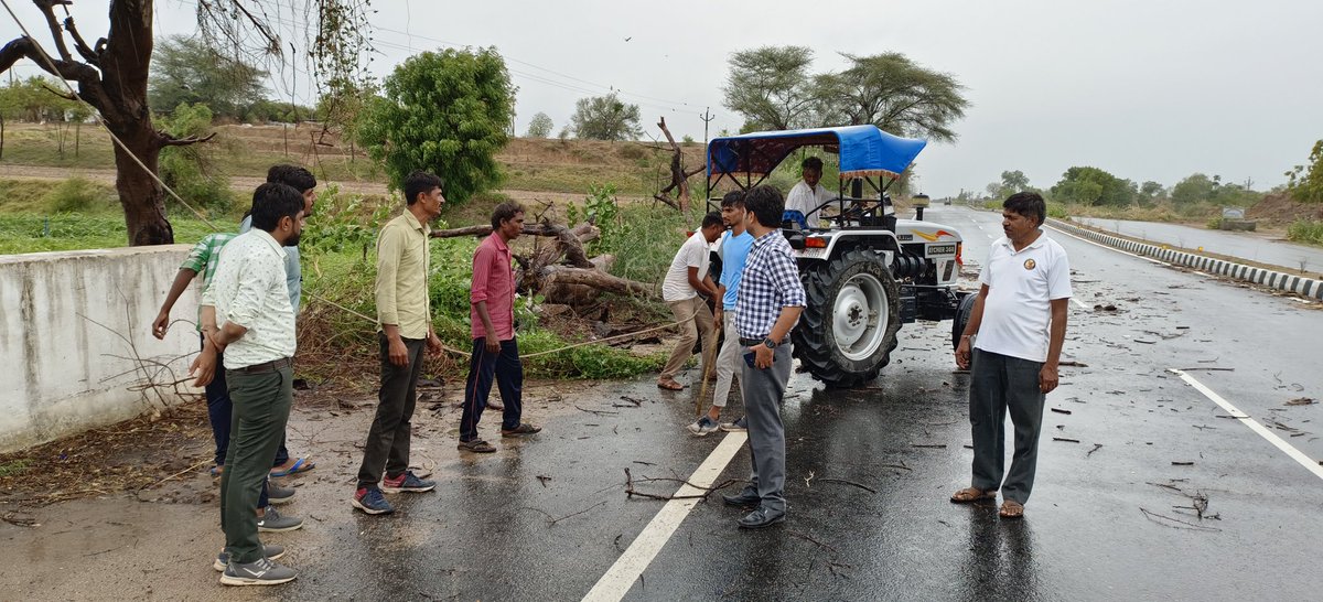 બિપોરજોય” વાવાઝોડાના પગલે ડીસા-થરાદ સ્ટેટ હાઇવે ઉપર લાખણી ખાતે અત્રેની સૂચના મુજબ ભયજનક વૃક્ષોને વન વિભાગ દ્વારા દૂર કરવાની કામગીરી કરવામાં આવી.
<a href="/CollectorBK/">Collector & DM Banaskantha</a> <a href="/SDMDeodar/">Prant Officer and SDM Deodar</a> <a href="/infobanaskantha/">Info Banaskantha GoG</a> <a href="/revenuegujarat/">Revenue Dep. Gujarat</a> <a href="/CMOGuj/">CMO Gujarat</a>