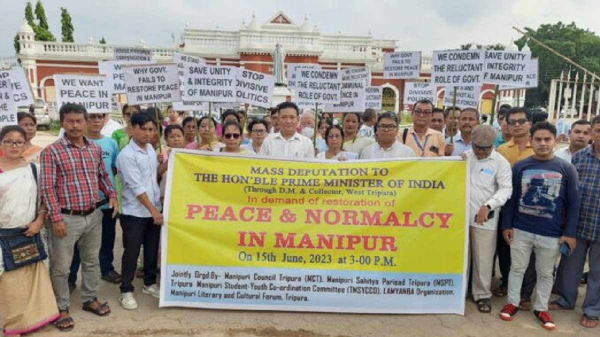 IndiaTodayNE's tweet photo. Five social organizations representing Manipuri society in Tripura have submitted a memorandum to Prime Minister Narendra Modi, urging immediate intervention to restore peace and normalcy in Manipur.
#Manipur #Tripura #PeaceAndNormalcy #PMModi
https://t.co/zrOT9RyYGI https://t.co/zKYPIJqzq7