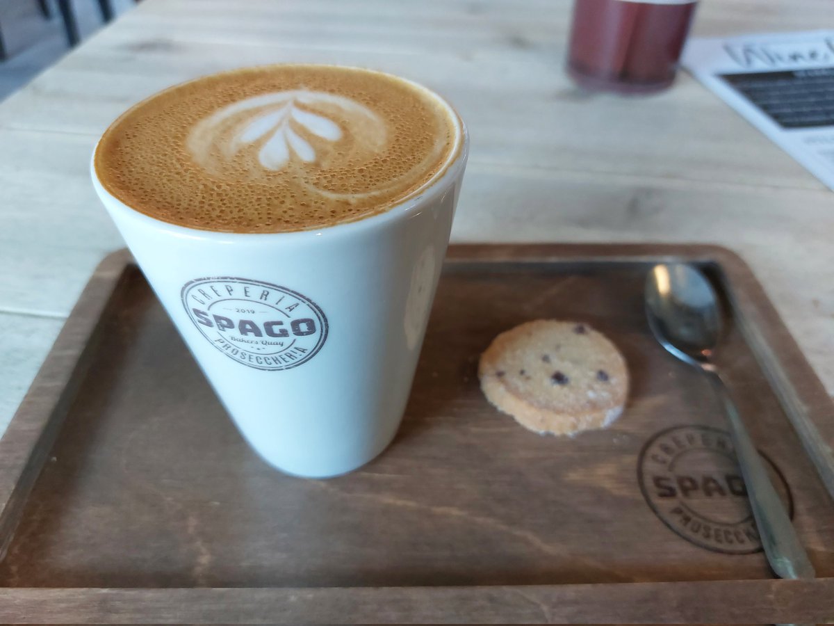 HotelLubyanka's tweet image. The perfect flat white just arrived. (With exquisite bonus homemade shortbread !) #Spago #Gloucester  🙏❤️