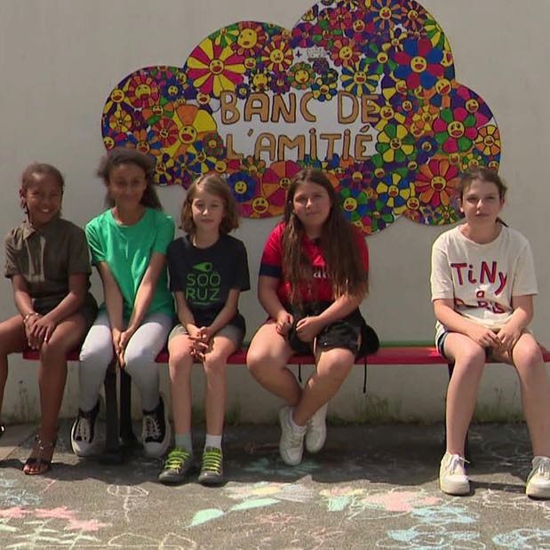 🇫🇷 À La Rochelle, une école met en place un banc de l’amitié pour éviter l’isolement scolaire 
! Le principe est simple, si un enfant a un problème, il peut s'asseoir sur le banc pour qu’un élève de l'école vienne le voir pour le réconforter ! 👏 (France 3)