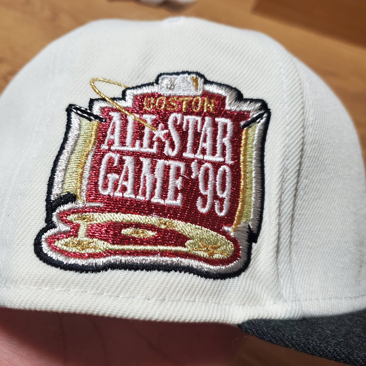 まずは前座、BOSTONのcascade🧢
バイザーカラーがGraphite
サイドはAllStarGame'99
使い回しの効く配色で良き🔥

#沼ERA部
#NUMaera