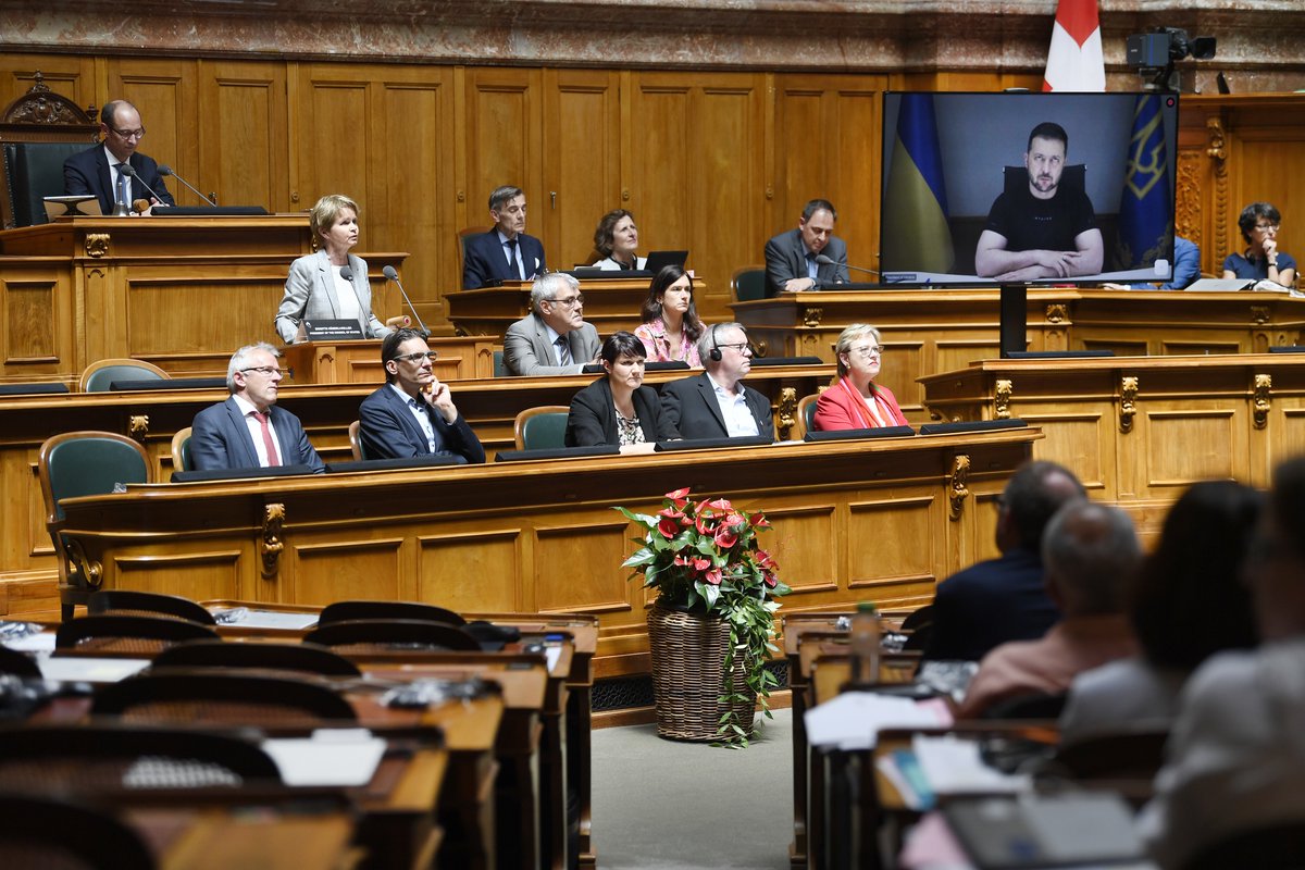 «Mit der heutigen Ansprache von Präsident @ZelenskyyUa setzen wir ein Zeichen unserer Solidarität mit dem ukrainischen Volk», eröffnete #NRP @martin_candinas die Videoschaltung aus #Kyiv vor dem Schweizer Parlament. 🇨🇭🤝🇺🇦 (1/2)