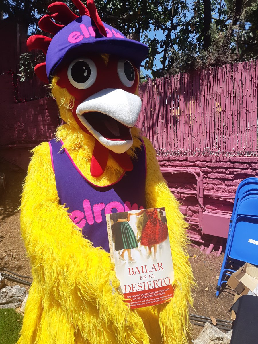 amcaballerom's tweet photo. En la @elrow_ house estamos celebrando la publicación de #Bailareneldesierto con los amigos de @MONEGROSFEST y @penguinlibros 

@criscasma1 @a_turon #Grijalbo https://t.co/GU59bmZg5n
