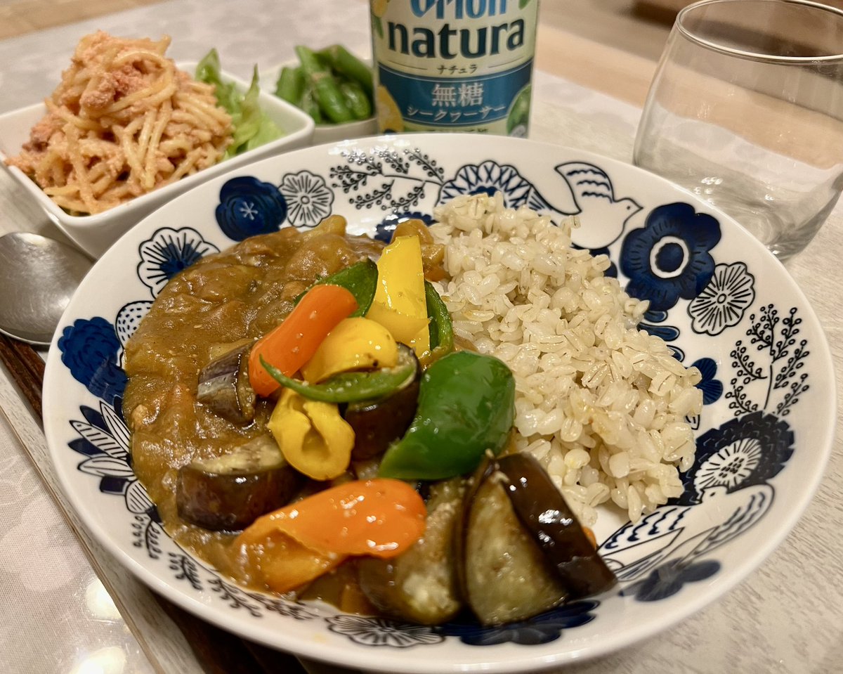 今日の夕ごはん。 夏野菜カレー。 ご飯はもち麦^_^ たらこスパゲッティーサラダ。 茹でスナップえんどう。 ごまドレッシングかけてっと。