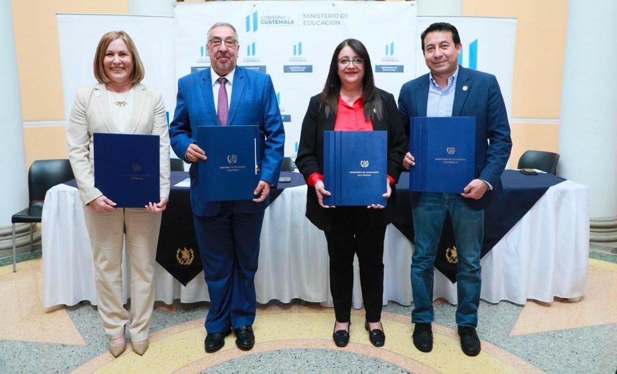 Last week, I was privileged to sign an MOU between @IWH4women, @MineducGT, @MinSaludGuate, and @midesgt to prioritize and improve women's health and family thriving. Look forward to continuing our work together - thank you Ministers Ruiz, Coma, and Cana! 

@ministracruiz