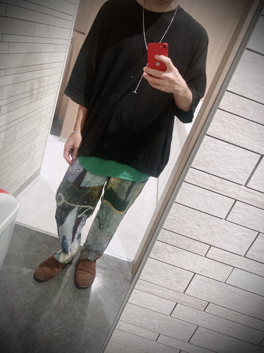 Ken02Ken10's tweet photo. しごおわ🐸

LIVEがあったのは、とうの昔に感じるけど、今週月曜日だったのよね🥹
大森靖子さんの優しい悲劇、音源で欲しいわぁ🥰

本日は、ゆるゆるコーデ🐶

t-shirt：#Dulcamara #SHELTER
tank-top：#iroquois
pants：#ohta
shoes：#auttaa
necklace：#iroquois

#ootd https://t.co/2Jm7wnEYvo