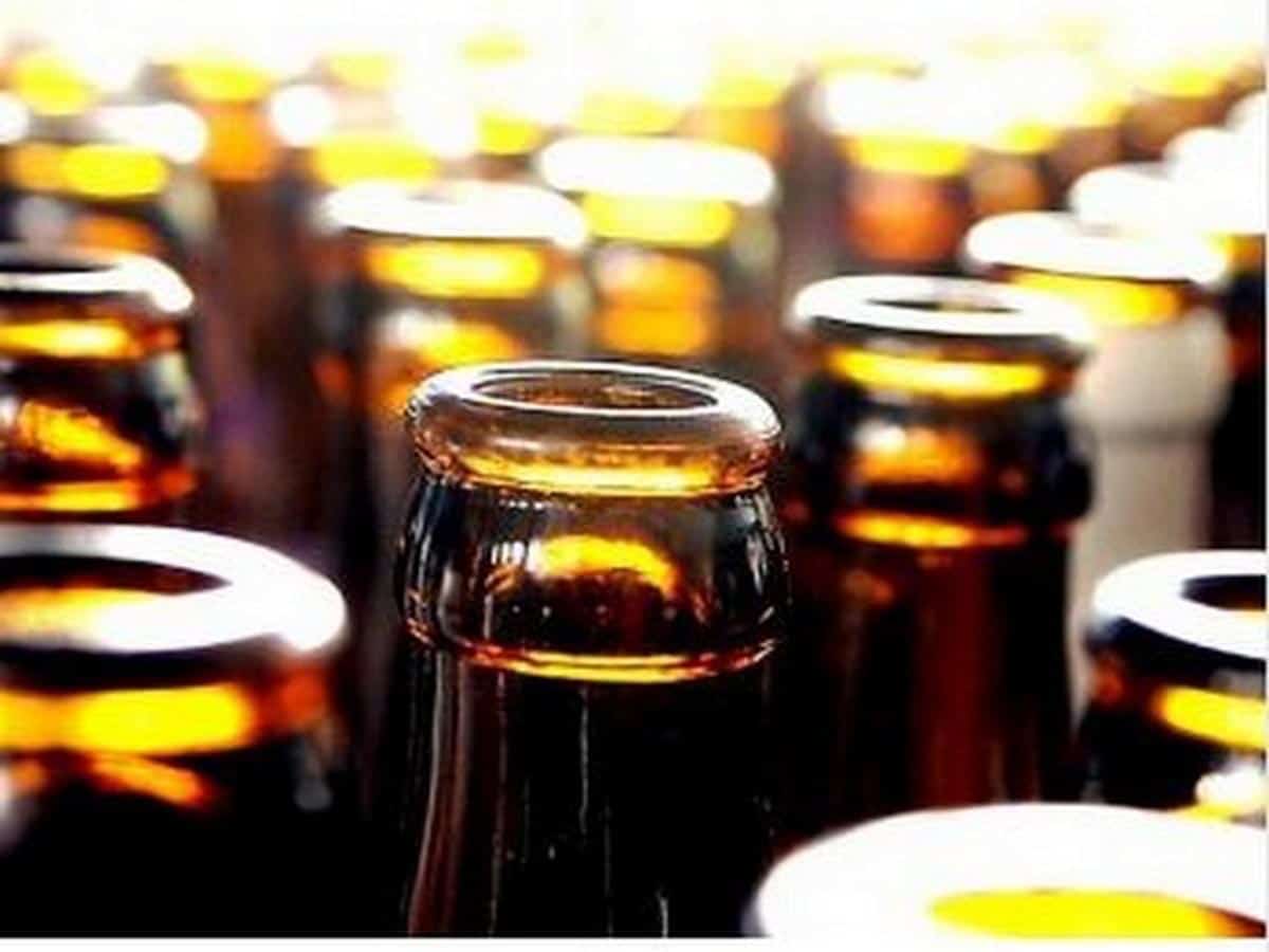 Deccan_Cable's tweet photo. Hyderabad: Five persons were arrested on charges of smuggling non-duty-paid (NDP) liquor illegally and selling it to customers across the city, on Wednesday. The excise department officials along with the Ghatkesar police, in a joint operation, seized about 521 NDP liquor bottles https://t.co/ZQFMLyE46s