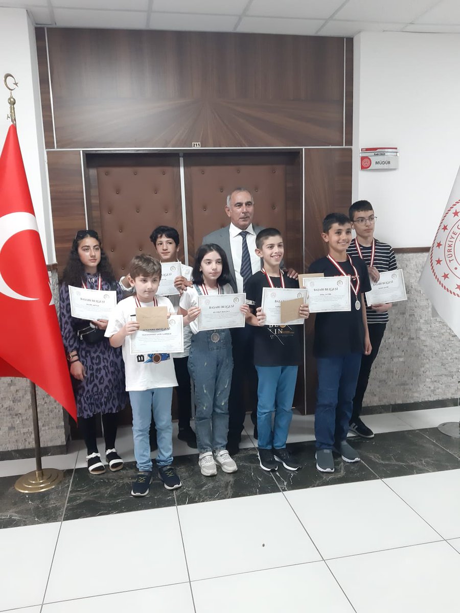 Değerler Eğitimi Yarışması'nda Bingöl İl Birincisi olan öğrencimiz Musa Kaya'ya ödülü Bingöl İl Milli Eğitim Müdürü Sn. Kadri Engin tarafından takdim edilmiştir. 
@kadriengin <a href="/yusuf_tokus/">Yusuf TOKUŞ</a> <a href="/halukcakan12/">HALUK ÇAKAN</a>  <a href="/Maliyldz12/">Mehmet Ali YILDIZ</a> <a href="/emrahdemrbag23/">Emrah Demirbağ</a>
@KarliovaMEM <a href="/bingolmem/">Bingöl MEM</a>