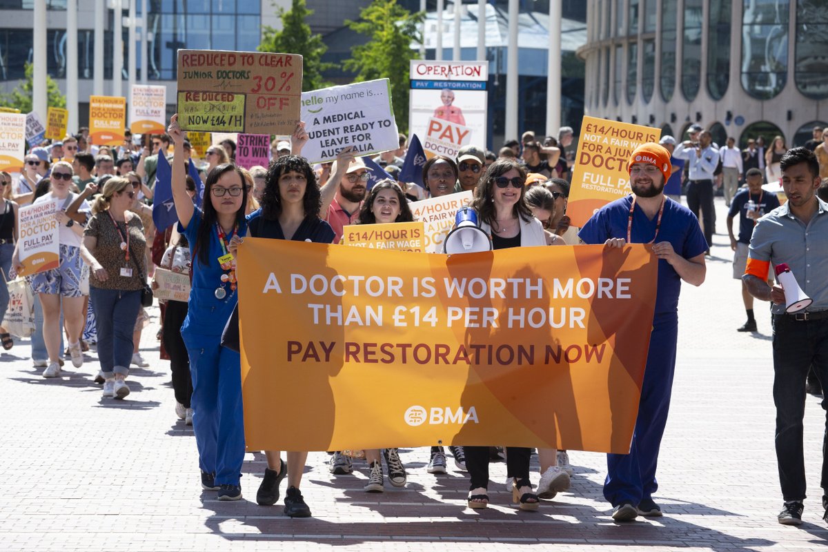 BMAResidents's tweet photo. We’ll say it louder, we’ll say it again. 

To stop doctors leaving in droves, the Government must deliver full #PayRestoration. https://t.co/hGzrCUVdfI