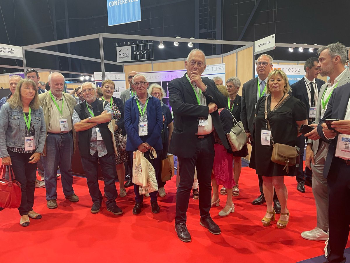 SalonAchatP's tweet photo. Signatures de protocoles, renouvellement de partenariats, remise de trophées, visites exceptionnelles… que de temps forts sur cette 2eme journée de salon qui s’achève.

Merci aux visiteurs, aux partenaires et au exposants 🤝 pour cette édition 2023. 
Rdv dans 2 ans 😉. https://t.co/TYAW3QwCA8