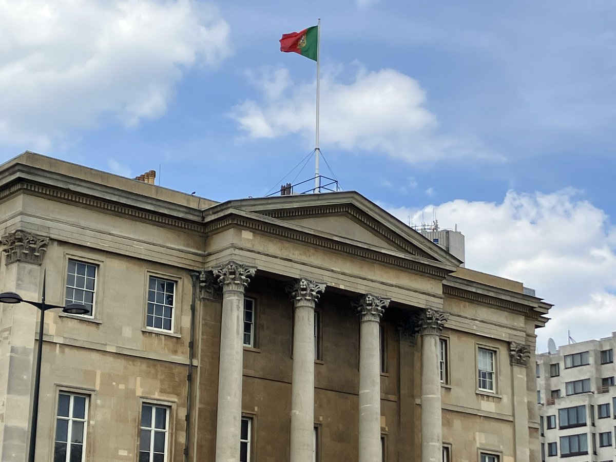 The Portuguese 🇵🇹 is flying today above 1 London (aka Apsley House, the London home of the Duke of Wellington) to celebrate the 650th anniversary of the world’s oldest extant diplomatic treaty -  between 🇵🇹 and 🇬🇧 

(and this Anglo Portuguese family is feeling very happy 😊 )