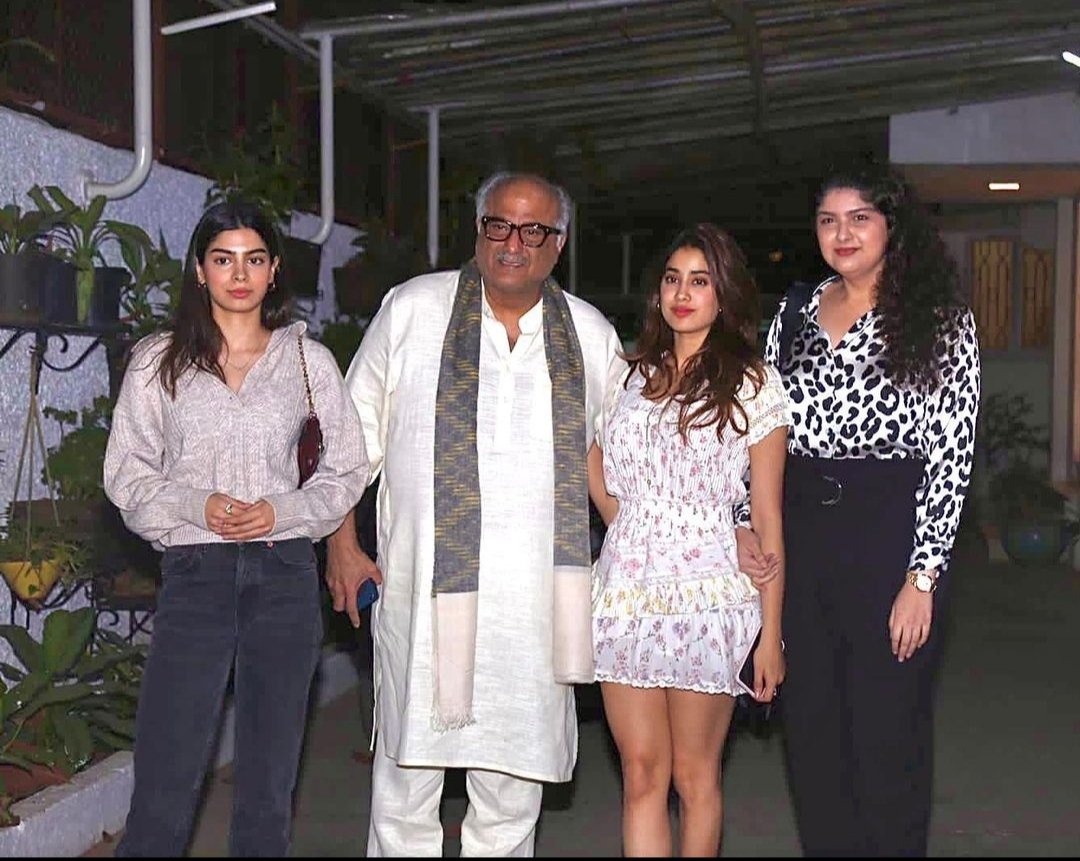 #BoneyKapoor shares a lovely picture with his three princesses, #KhushiKapoor, #JanhviKapoor, and #AnshulaKapoor.💖