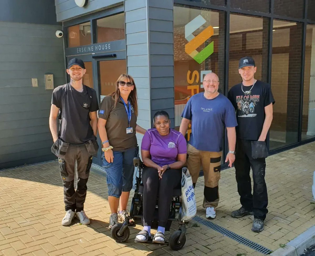 Karen from @AlabareUK Boots on the Ground came to see some of our #veterans representing all three services last week and took them to do a spot of gardening at @Arundells Veterans’ Garden near Salisbury Cathedral.🌻 #BOTG #WeAreEntrain