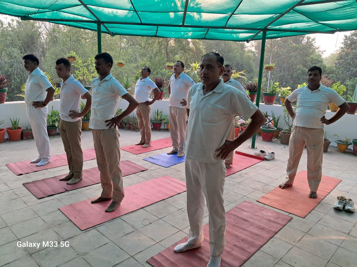 lkwrange's tweet photo. CRPF RANGE LUCKNOW PERSONNEL DOING YOGA  ON  14-06-2023 https://t.co/HwxlBUpQ7H