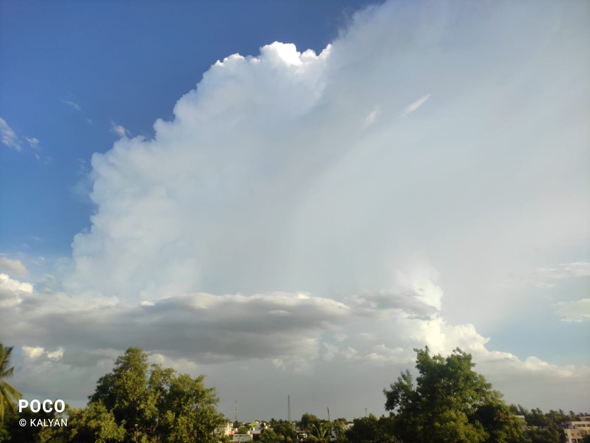 Isolated #Thunderstorms in parts of #Erode district. Isolated Moderate to rather heavy #Rains happening around south of #Sathyamangalam near #Puliyampatti #Nambiyur stretch
#TNRains #COMK