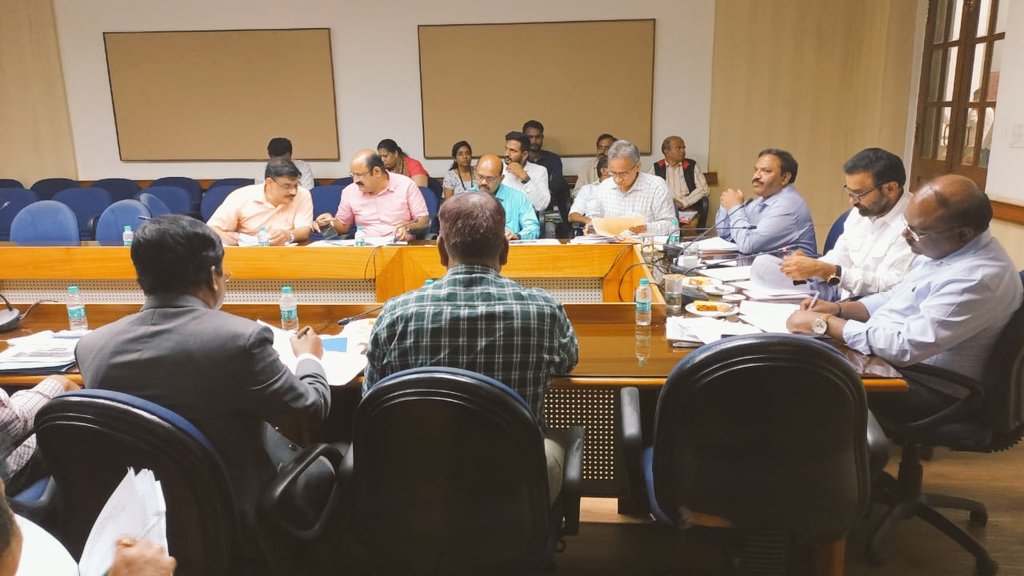 SantoshSLadINC's tweet image. ಇಂದು ವಿಕಾಸಸೌಧದ ಕಚೇರಿಯಲ್ಲಿ ಇಲಾಖೆಯ ಹಿರಿಯ ಅಧಿಕಾರಿಗಳೊಂದಿಗೆ ಆಯವ್ಯಯ ಪೂರ್ವಭಾವಿ ಸಭೆ ನಡೆಸಲಾಯಿತು.

ಸಭೆಯಲ್ಲಿ ಇಲಾಖೆಯ ಸರ್ಕಾರದ ಕಾರ್ಯದರ್ಶಿ ಡಾ. ಎನ್ ವಿ ಪ್ರಸಾದ್, ಇಲಾಖಾ ಆಯುಕ್ತ ಅಕ್ರಂ ಪಾಷಾ ಅವರು ಸೇರಿದಂತೆ ಹಲವು ಹಿರಿಯ ಅಧಿಕಾರಿಗಳು ಉಪಸ್ಥಿತರಿದ್ದರು.

#BudgetMeeting