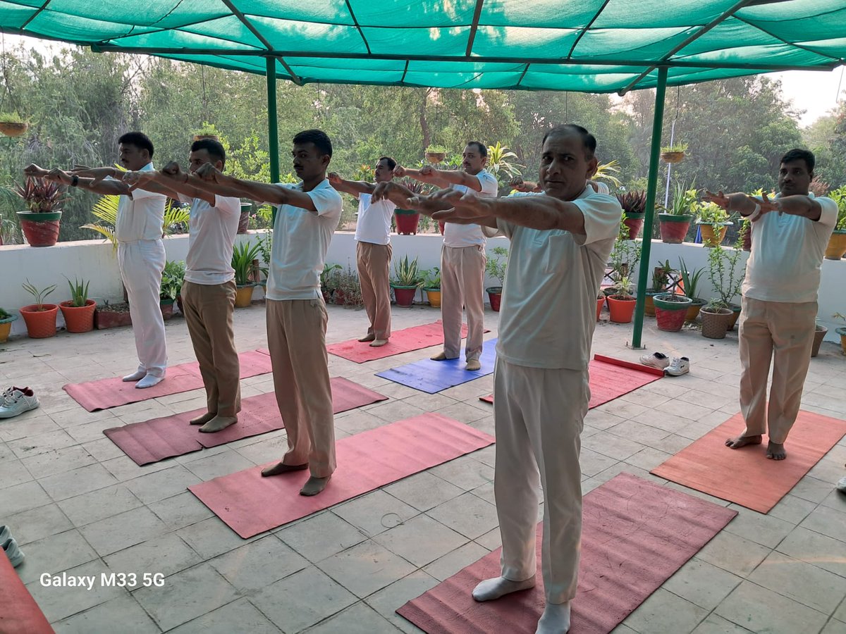 lkwrange's tweet photo. CRPF RANGE LUCKNOW PERSONNEL DOING YOGA  ON 13-06-2023 https://t.co/bRspCg8BPr
