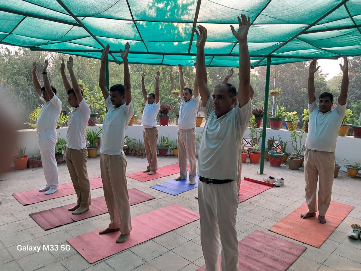lkwrange's tweet photo. CRPF RANGE LUCKNOW PERSONNEL DOING YOGA  ON 13-06-2023 https://t.co/bRspCg8BPr