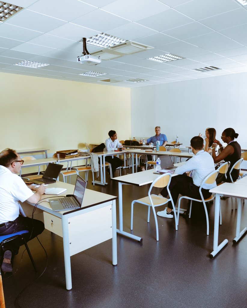 IAEFRANCE's tweet photo. 2eme jour de #SeminaireDoctoralIAE à l'@IAELaRochelle : les doctorants présentent leur projet de thèse individuellement devant les professeurs encadrants, un bel exercice qui leur permet de bénéficier de critiques constructives pour la poursuite de leurs travaux. https://t.co/y2uSfLfV4q