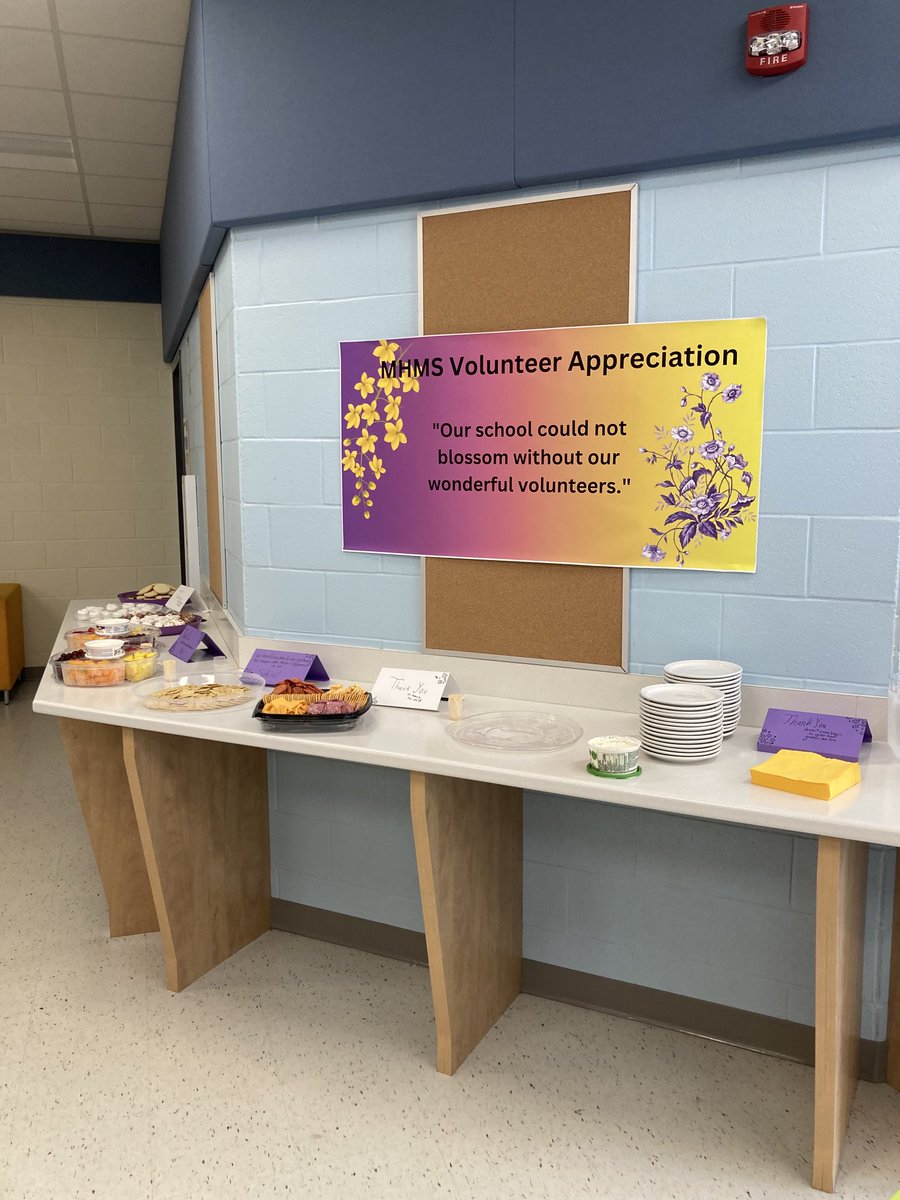 MaplehurstMS's tweet image. Large day at Maplehurst! Grade 8 Husky pancake breakfast, Volunteer Tea, and the Grade 8 Dance.  #HuskyHowl