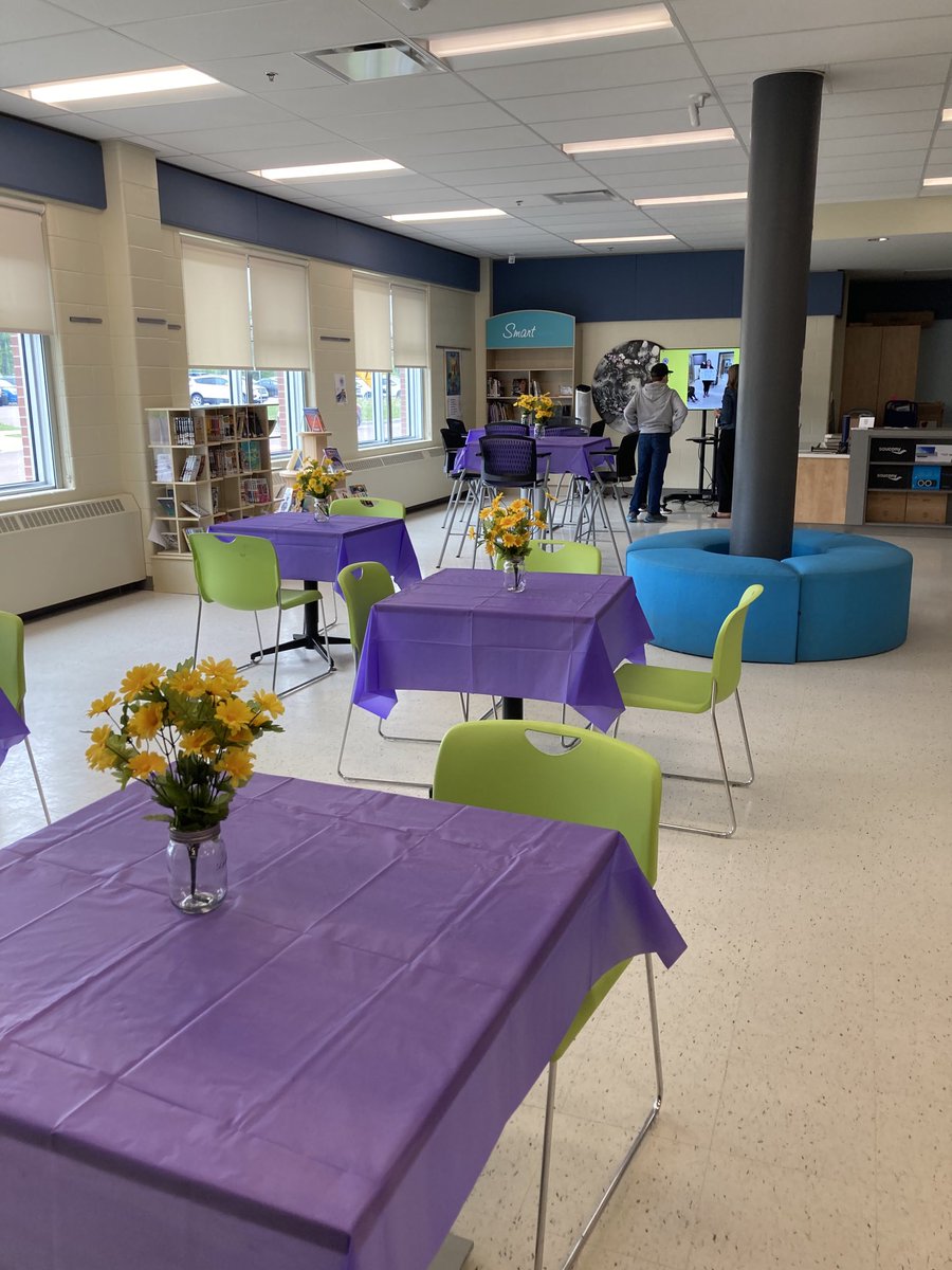 MaplehurstMS's tweet image. Large day at Maplehurst! Grade 8 Husky pancake breakfast, Volunteer Tea, and the Grade 8 Dance.  #HuskyHowl