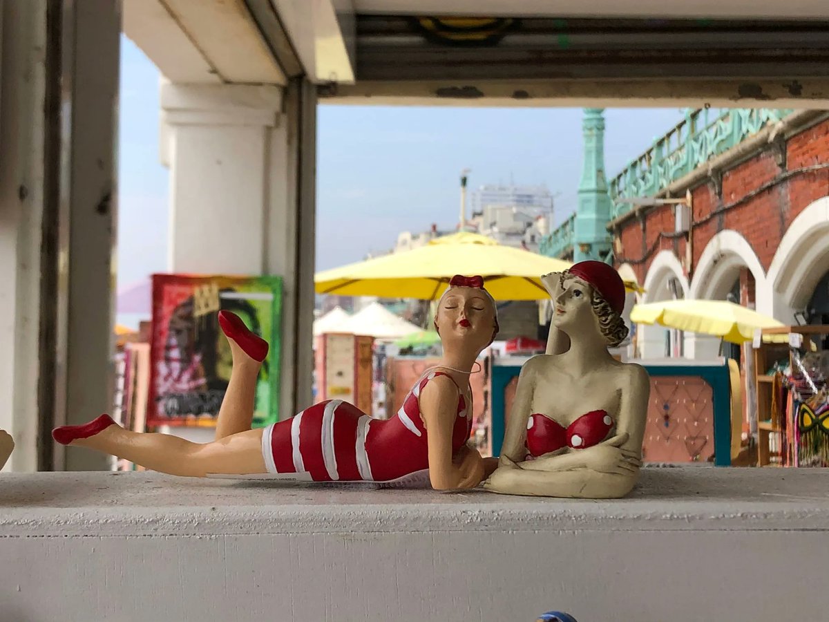 UniqueArtsUK's tweet image. Step into our gallery nestled in the Arches by Brighton Pier to enjoy the sun and sea with the lovley Beach Ladies of Brighton and check out some artwork! 

#ArtFraming #CustomFrames #ArtGallery #ArtStore #ArtisticTreasures #Brightonandhove #brightonpier #beachladiesofbrighton