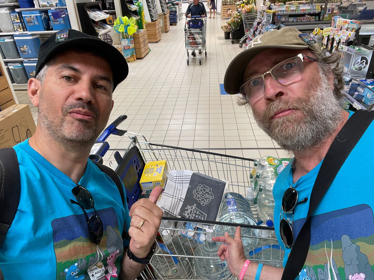 CampingSpeakers's tweet photo. Quand il fait 27 °C au #camingspeakers, les #GO sont obligés de refaire les niveaux d'H2O. #MammaMia #QueCalor https://t.co/Jxl2Q07GLE