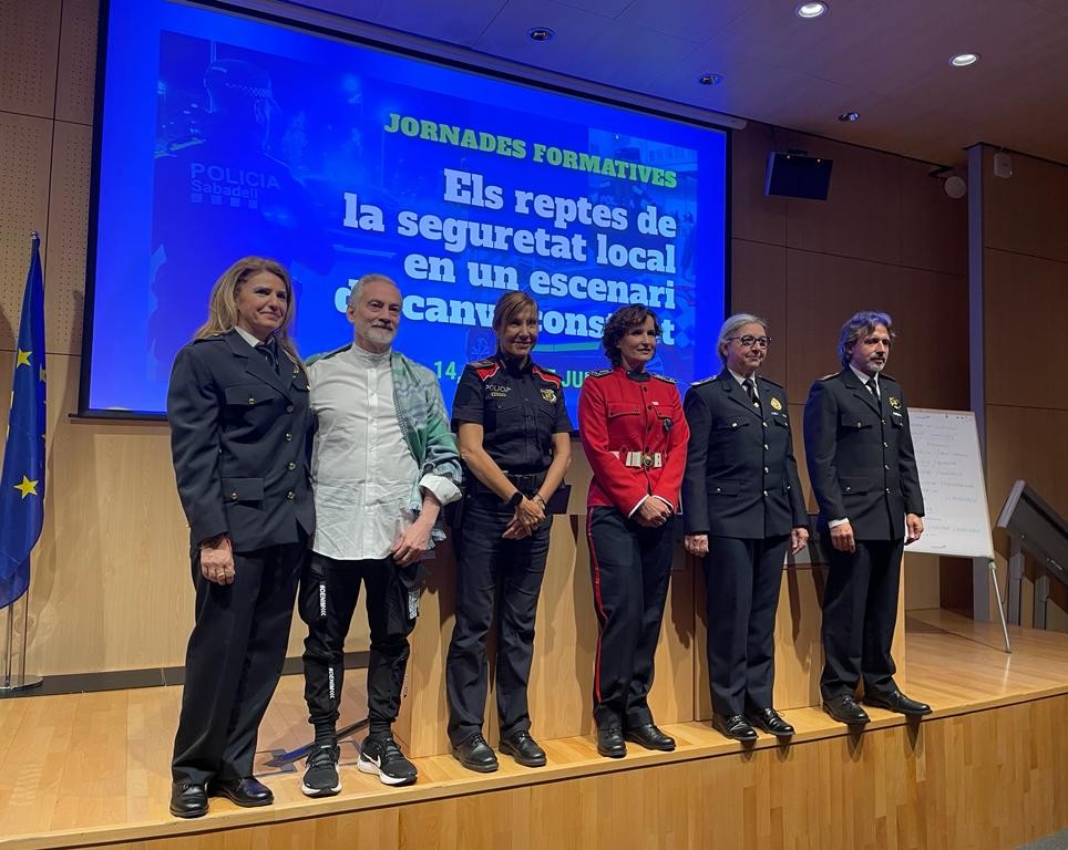 Participación de la Ertzaintza en las jornadas formativas de la Policía Municipal de Sabadell hablando sobre la evolución de la mujer en la Ertzaintza: pasado, presente y retos futuros.
Eskerrik asko gonbidapenagatik!
<a href="/ertzaintzaEJGV/">Ertzaintza</a>