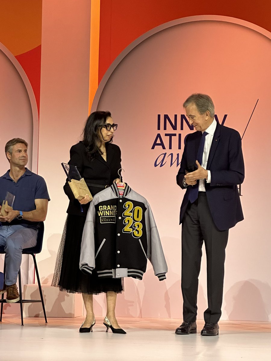 JCTrehan's tweet image. Bernard Arnault et les dirigeants de @LVMH à @VivaTech pour remettre les #InnovationAward 2023 : bravo aux start-ups @Chat_Labs @absolute_labs @LivingPackets @VidMob #Neobrain @woolapackaging et au Grand Prix @saveyrwardrobe ! 🏆 

Le secret de leur réussite selon Bernard Arnault