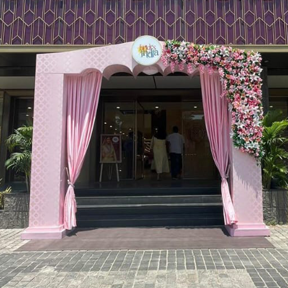 KREO_Design's tweet photo. Witness the #BridesofIndia campaign by Malabar Gold &amp; Diamonds, where every bride shines with splendour. Inspired by the beauty of Indian weddings, we created ornate facades &amp; pastel hues to their retail spaces. 
#MalabarGoldandDiamonds #BridesofIndia #KreoDesignandInnovation https://t.co/INbKzt4SMN