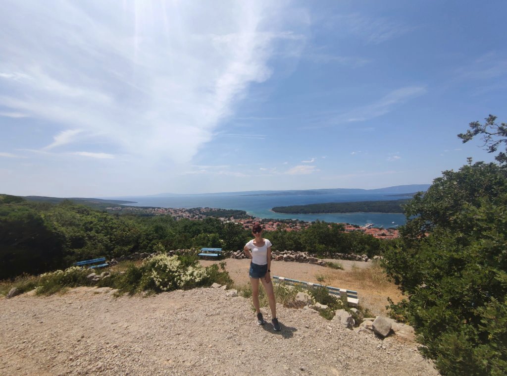 Danas prijepodne je bilo previše vjetrovito za kupanje pa smo pravo mazohistički pokušali na jednu planinarsku šetnju do Velog vrha... Sunce nas je uskoro razuvjerilo pa smo se opametiti i stali na točki Tri križi. Možda koji oblačniji dan pokušamo opet. :D