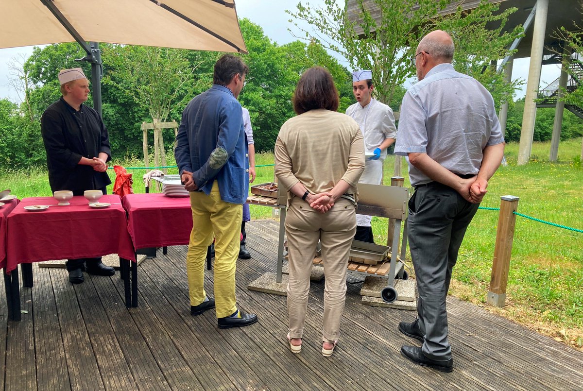 🍖🔥 L'année de formation des CAP en 1 an #Cuisine touche à sa fin. Pour marquer le coup, le groupe a organisé un #barbecue au restaurant d'application. Un moment convivial rendu encore plus beau grâce au #soleil des derniers jours. ☀️ ifac-brest.fr/filieres/hotel…