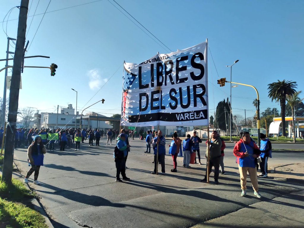 Libresdelsurfv's tweet photo. #Ahora estamos con #JornadaNacional frente al supermercado #Dia de Fcio.Varela

 #CongelenLosPrecios porque #LaPlataNoAlcanza y #TolosaPazAjusta. https://t.co/ghxnlotnKm