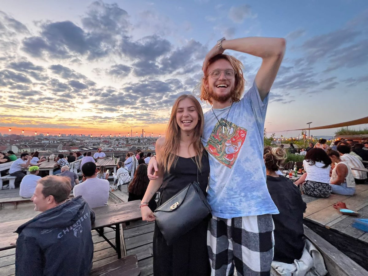 clemouuuunee's tweet photo. Berlin, la vue et les copains https://t.co/vPi8UvCp5H