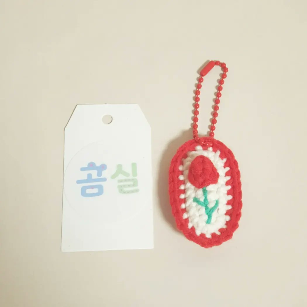 bearwool133's tweet photo. 레트로 튤립 키링_레드❤
.
.
.
드디어!!! 봄 시즌 내내 구상하고 만든 튤립 키링을 공개합니댜~
주변 분들에게 선물했는데 반응이 최고 좋았어요😆😆😆
(이파리 색상은 연두색과 청록색 중 청록색으로 낙점했습니다!)

가방에 달고 다녀도 넘 예쁘고,
미니 액자처럼 올려두어도 넘 예뻐요~😍 https://t.co/CD7McORa5a
